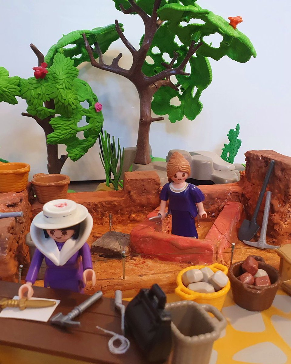 Wir starten die Blogserie „Der historisch-biografische Dezember“. Bei AktArcha haben wir mit einem historisch-biografischen Ansatz gearbeitet.  Die methodischen Gedanken, die wir uns dabei gemacht haben, wollen wir mit Euch teilen. Heute geht es  los aktarcha.hypotheses.org/8255