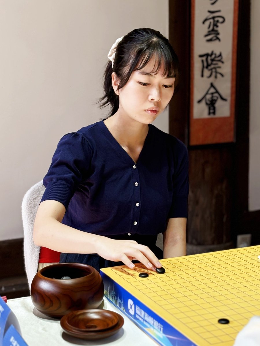 （速報）上野愛咲美五段、優勝！
「第７回呉清源杯世界女子囲碁選手権」で唐嘉雯（とう・かぶん）六段（中国）に黒番中押し勝ち。決勝三番勝負を２勝１敗で制しました！ 一力棋聖の応氏杯優勝に続いて世界チャンピオンが誕生しました！
#囲碁 #呉清源杯 #日本棋院