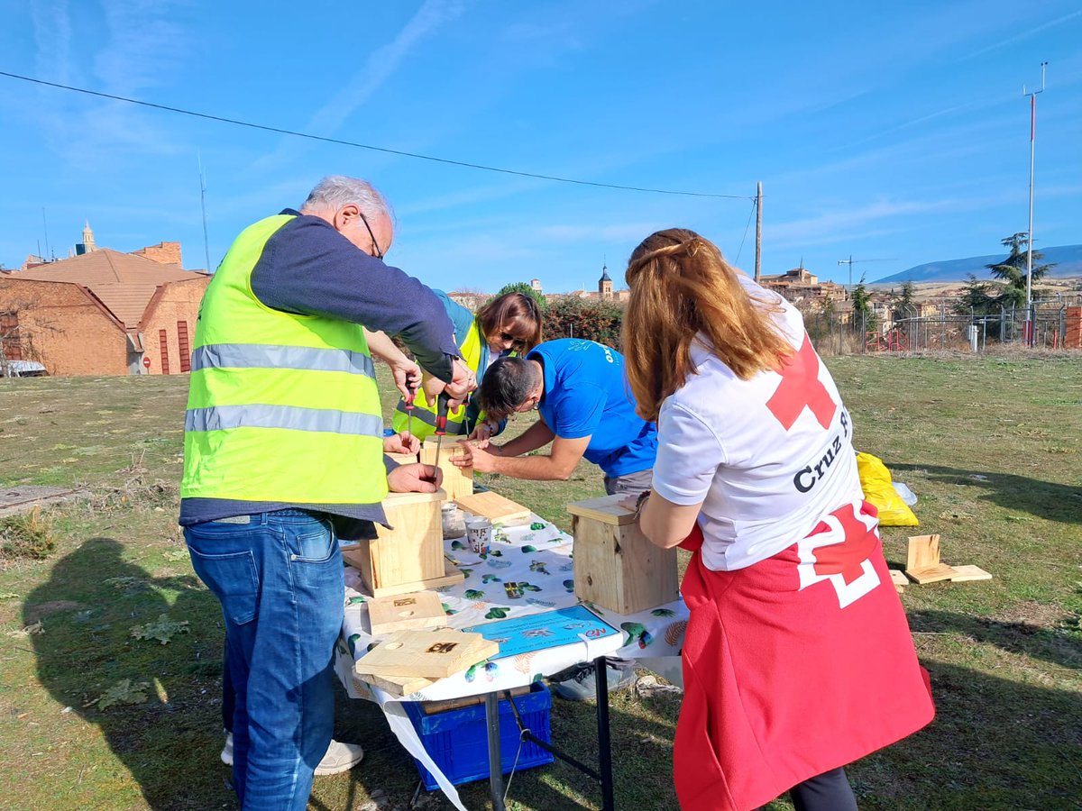 fundacionO2's tweet photo. #Segovia
Bonita jornada de voluntariado en la ciudad donde mejoramos el entorno cercano a @crecyl con voluntarios y amigos que desearon pasar una estupenda mañana y seguir incidiendo en nuestra campaña #microplasticosMACROBASURA.
@jcyl @mitecogob @ecoembes https://t.co/tOubCTXhqF