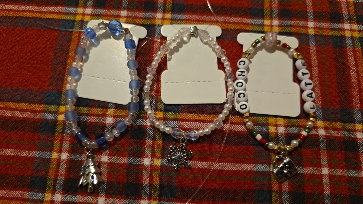 ArciusVs's tweet photo. I made some holiday bracelets :) https://t.co/A3iRz7Nrul