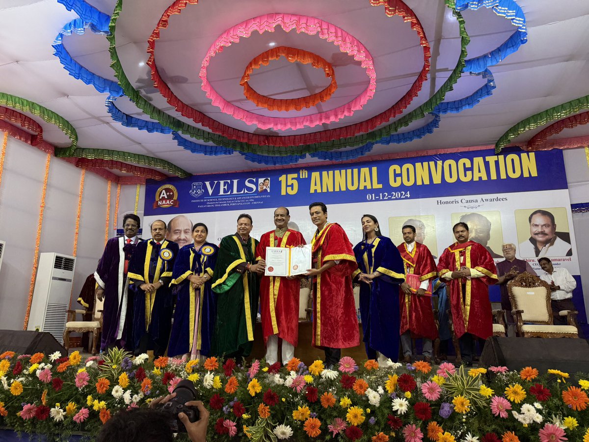 VelsVistas's tweet photo. Thiru. SJ Suryah, Indian actor, Director, Film Producer receiving an honorary Doctor of Literature degree from Vels University at 15th Annual Convocation.
@iam_SJSuryah
#VelsConvocation #VelsUniversity #SJSuryah https://t.co/VrRrXcYcex
