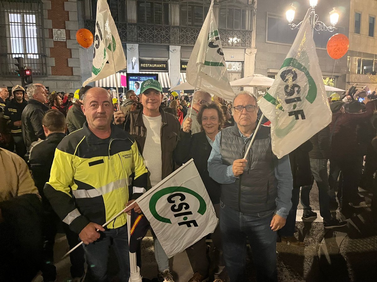 CSIFAdmnLocalN1's tweet photo. #CSIF volvió a manifestarse junto a la ⁦@BomberosCUBP⁩ por una Ley Marco de #Bomberos 
Una Ley que articule y coordine los distintos cuerpos de #Bomberos a nivel nacional 🧑‍🚒👨‍🚒🚒🚒 https://t.co/ekOdrCVgog