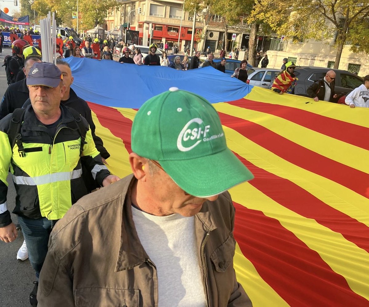 CSIFAdmnLocalN1's tweet photo. #CSIF volvió a manifestarse junto a la ⁦@BomberosCUBP⁩ por una Ley Marco de #Bomberos 
Una Ley que articule y coordine los distintos cuerpos de #Bomberos a nivel nacional 🧑‍🚒👨‍🚒🚒🚒 https://t.co/ekOdrCVgog