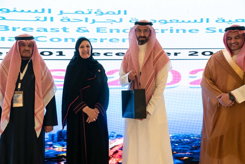 SaudiSBES's tweet image. تكريم المتحدثين الدوليين والسعوديين من قبل راعية الحفل صاحبة السمو الملكي الاميرة هيفاء الفيصل رئيس مجلس ادارة جمعية زهرة لسرطان الثدي
#SSBES_2024
@zahra_ksa