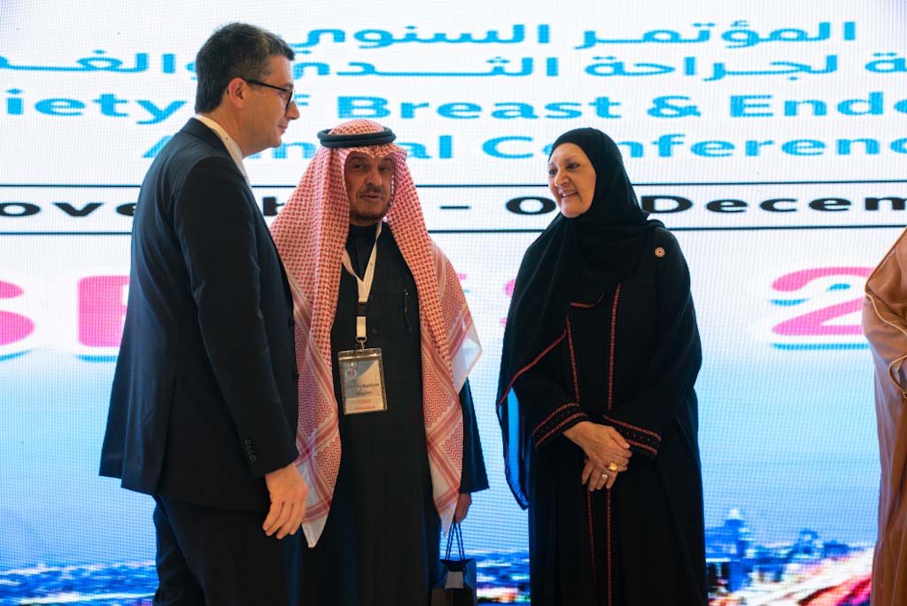 SaudiSBES's tweet image. تكريم المتحدثين الدوليين والسعوديين من قبل راعية الحفل صاحبة السمو الملكي الاميرة هيفاء الفيصل رئيس مجلس ادارة جمعية زهرة لسرطان الثدي
#SSBES_2024
@zahra_ksa