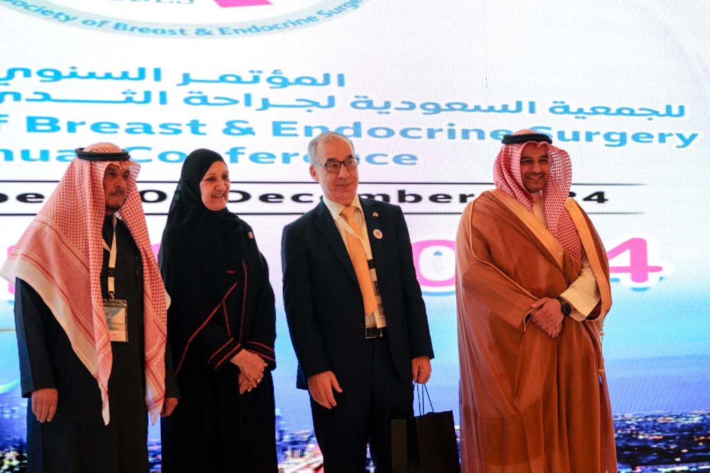 SaudiSBES's tweet image. تكريم المتحدثين الدوليين والسعوديين من قبل راعية الحفل صاحبة السمو الملكي الاميرة هيفاء الفيصل رئيس مجلس ادارة جمعية زهرة لسرطان الثدي
#SSBES_2024
@zahra_ksa