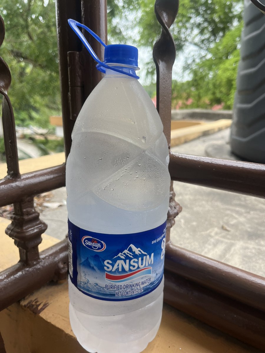 chuse1990's tweet image. Biashara hizi mtu kajiongeza tayari huko kaweka holder hapo juu au ujazo 1.8 kwa bei ya 1,000 tu 😂 maduka yote mjini saiv ukienda hayo maji lazima upate