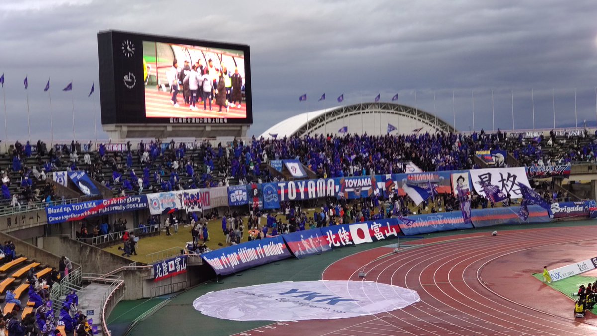toraheiji2006's tweet photo. J2昇格プレーオフに参戦。#カターレ富山 が幸先良く先制したものの、前半終了間際に #FC大阪 に追い付かれ、後半はパスも繋がらず相手に押されまくって、負けてもおかしくない展開。でも、よう踏ん張ったぜ。よう守ったぜ。よう辛抱したぜ。何がなんでも #BackToJ2! https://t.co/V7wStYElH5