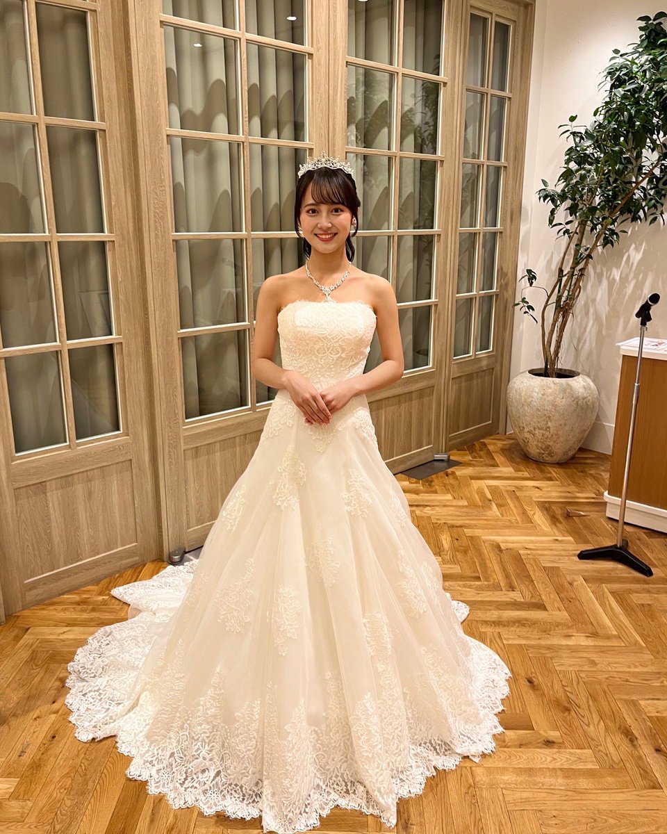 齊藤 美雅 Mia Saito (@misskeio_2024_3) on Twitter photo フィナーレ当日はワタベウエディング (<a href="/WATABEWEDDINGpr/">ワタベウェディング【公式】</a> ) さんのドレスを着用させていただきました✨
洗練された美しいシルエットと、胸元の華やかなレースがお気に入りです!
素敵な衣装を見に纏いフィナーレを迎えられて、本当に幸せな時間でした☺️
ありがとうございました! フィナーレ当日はワタベウエディング (<a href="/WATABEWEDDINGpr/">ワタベウェディング【公式】</a> ) さんのドレスを着用させていただきました✨
洗練された美しいシルエットと、胸元の華やかなレースがお気に入りです!
素敵な衣装を見に纏いフィナーレを迎えられて、本当に幸せな時間でした☺️
ありがとうございました!
