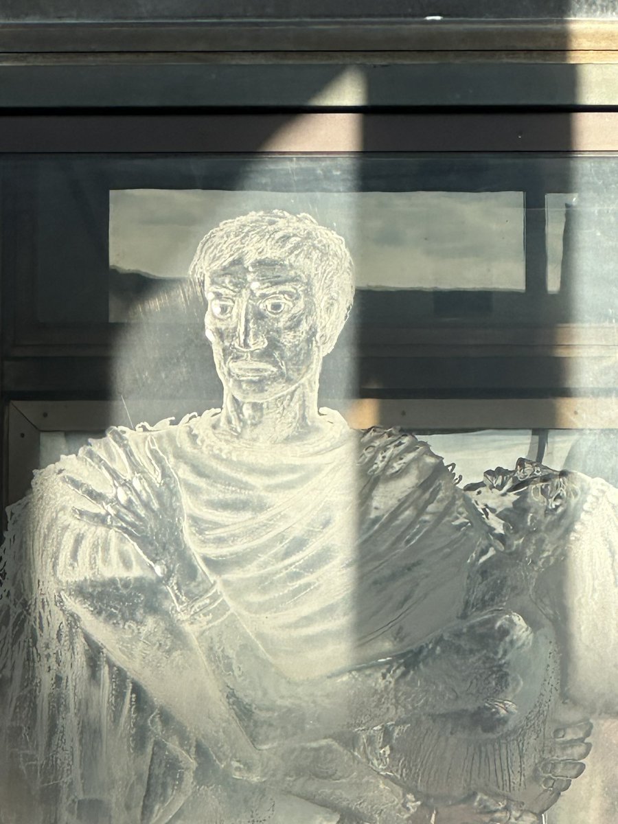 mutley7781's tweet image. 👀 The #Shakespeare Centre, #Stratford-upon-Avon #Warwickshire
A detail of one of the figures engraved in the glass door by #JohnHutton.
Commissioned in 1964.
#StainedGlassSunday