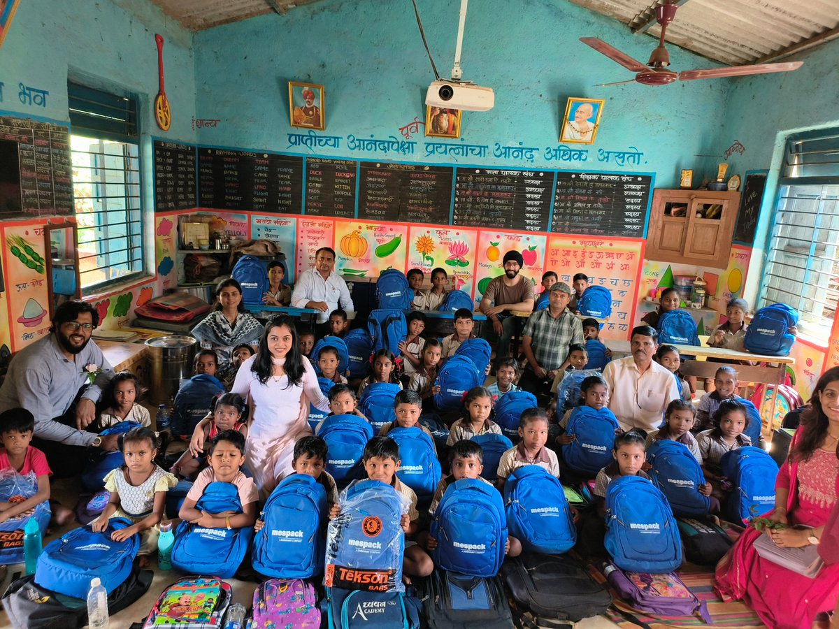 junoon_reach's tweet photo. We thank all the people and volunteers who helped us with their donations. #DaanUtsav 

Swipe to see the happy faces from our school kit distribution program 🎒 #volunteers https://t.co/0Oyr0FGBiy