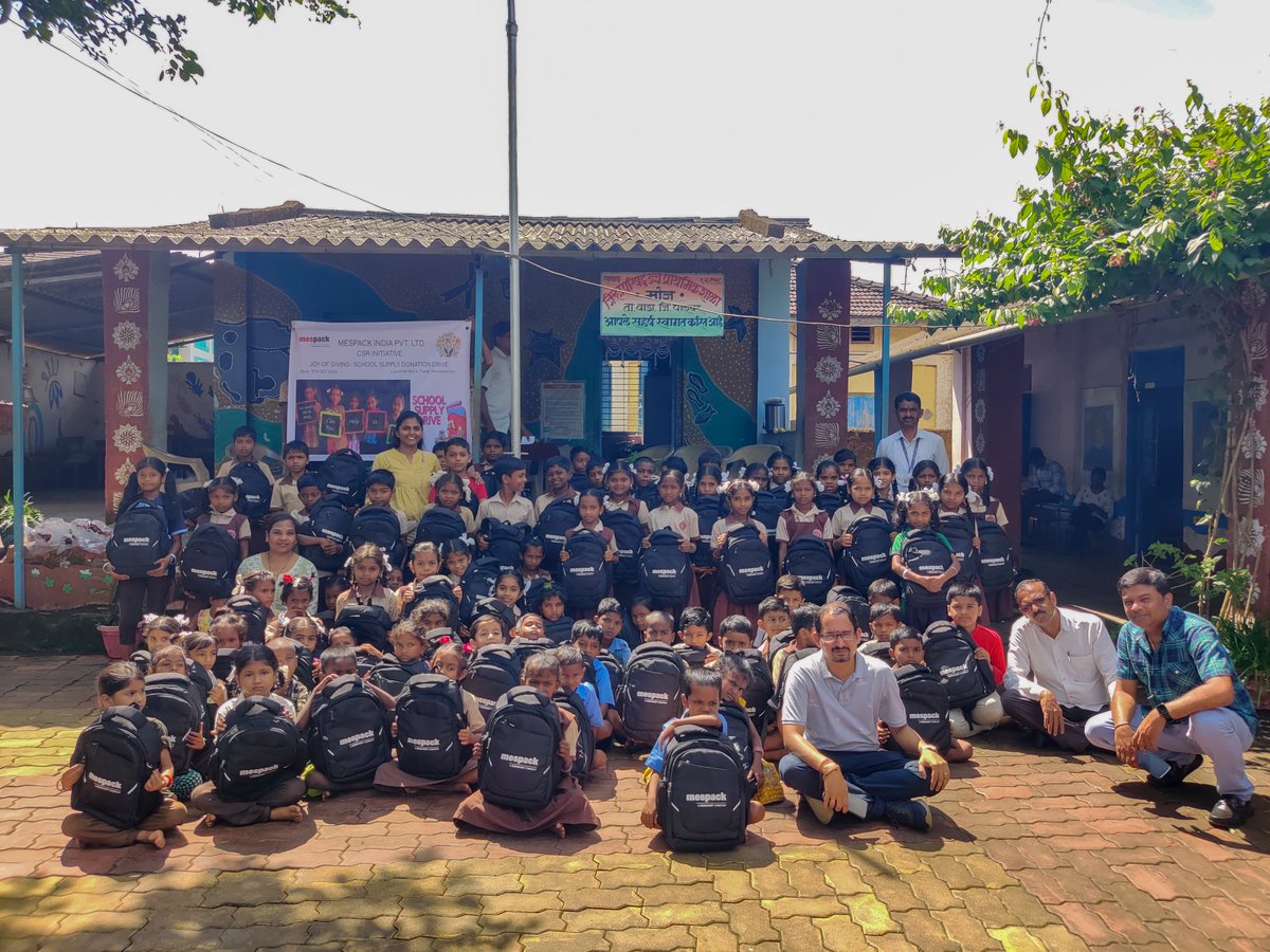 junoon_reach's tweet photo. We thank all the people and volunteers who helped us with their donations. #DaanUtsav 

Swipe to see the happy faces from our school kit distribution program 🎒 #volunteers https://t.co/0Oyr0FGBiy