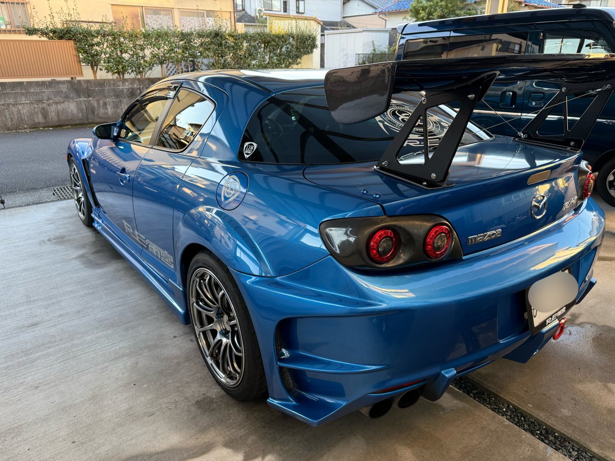 n_tRX8's tweet photo. 今日はいつものお礼に8の洗車
新しいウイング付けたから前のやつの汚れ落としも
今回はCLからのラスターに幻のGOを混ぜたやつ、仕上げにカルナ
青の艶がとても深くなった
エンジンルームも忘れずに
フル雨宮エアロかっこいいね

#Lil_Detail_Lab 
#cl_conditioner
#laster_boost
#GO
#carnatonic https://t.co/nrZjC0Fo9o