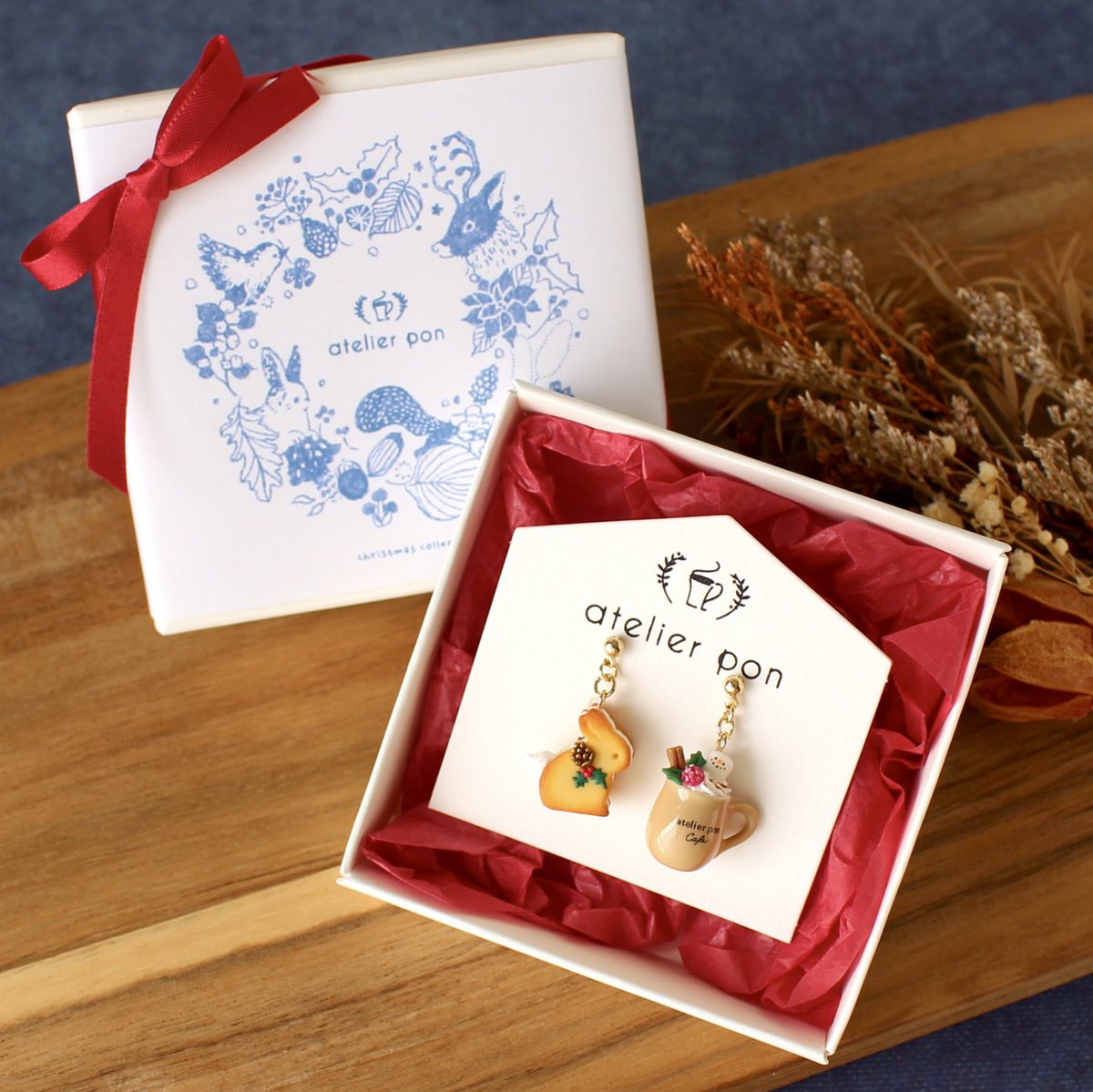 ponponart's tweet photo. 今年のクリスマス作品は
専用の箱に入れてラッピングしてお届けします😊

今まで作品に登場したどうぶつを
リースのイラストに潜ませました🫣

ラッピングにもチャレンジしたかったのでめちゃくちゃ楽しく制作できました♡

今夜12/1
21:00からminneで販売します🐰

https://t.co/DiLzaVAALF https://t.co/WkKaAYhSen