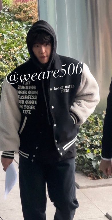 BAEKH0NI's tweet photo. front :  “try minding your own business for once in your life” 

back : “Leave me alone” 

LOUDERRR BAEKHYUN 😭❤️‍🔥 https://t.co/gvN77l3Oij