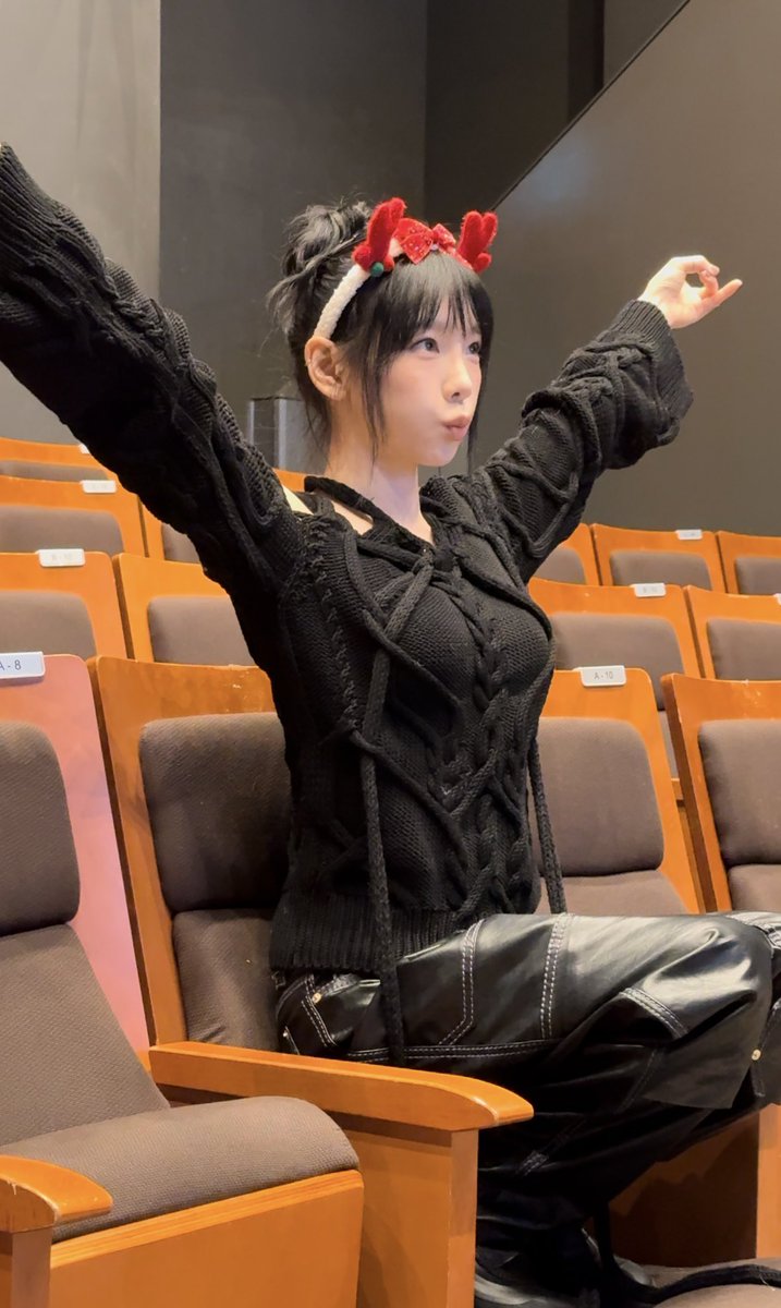 fany_9092's tweet photo. テヨンちゃん最後のペンサ！今日はなかなかの後ろを引いてしまったんだけど..前に席ないから後ろで撮ろってテヨンちゃん来てくれたぁあ🥹
#태연 #TAEYEON https://t.co/xYLoBD8F1X