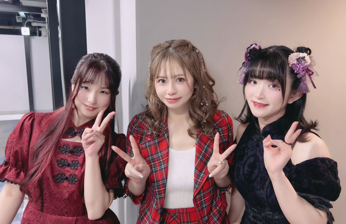 YUKIxKIRA's tweet photo. 【 #BGMライブ2024 思い出① 】

サブヒロイン3姉妹〜！！！
見知ったお二人なので終始心強かった🥰

［プロローグ公演］
💐Unreal Creation！(#ハミクリ)
明日葉／紫咲ほたる／綺良雪(cover)

3人でコラボできて嬉しかった！
あんま見えないけど顔におそろいのシール貼ってたんだよ💙❤️💜

#bgm_live https://t.co/lUgbVkyk8w