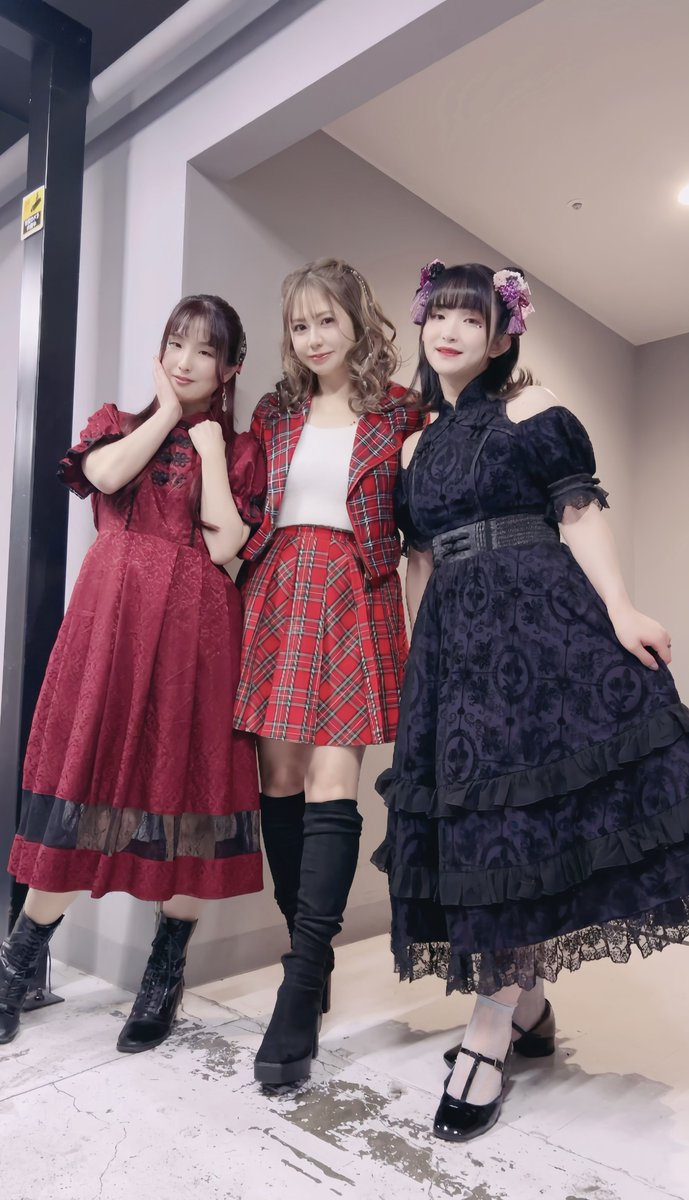 YUKIxKIRA's tweet photo. 【 #BGMライブ2024 思い出① 】

サブヒロイン3姉妹〜！！！
見知ったお二人なので終始心強かった🥰

［プロローグ公演］
💐Unreal Creation！(#ハミクリ)
明日葉／紫咲ほたる／綺良雪(cover)

3人でコラボできて嬉しかった！
あんま見えないけど顔におそろいのシール貼ってたんだよ💙❤️💜

#bgm_live https://t.co/lUgbVkyk8w