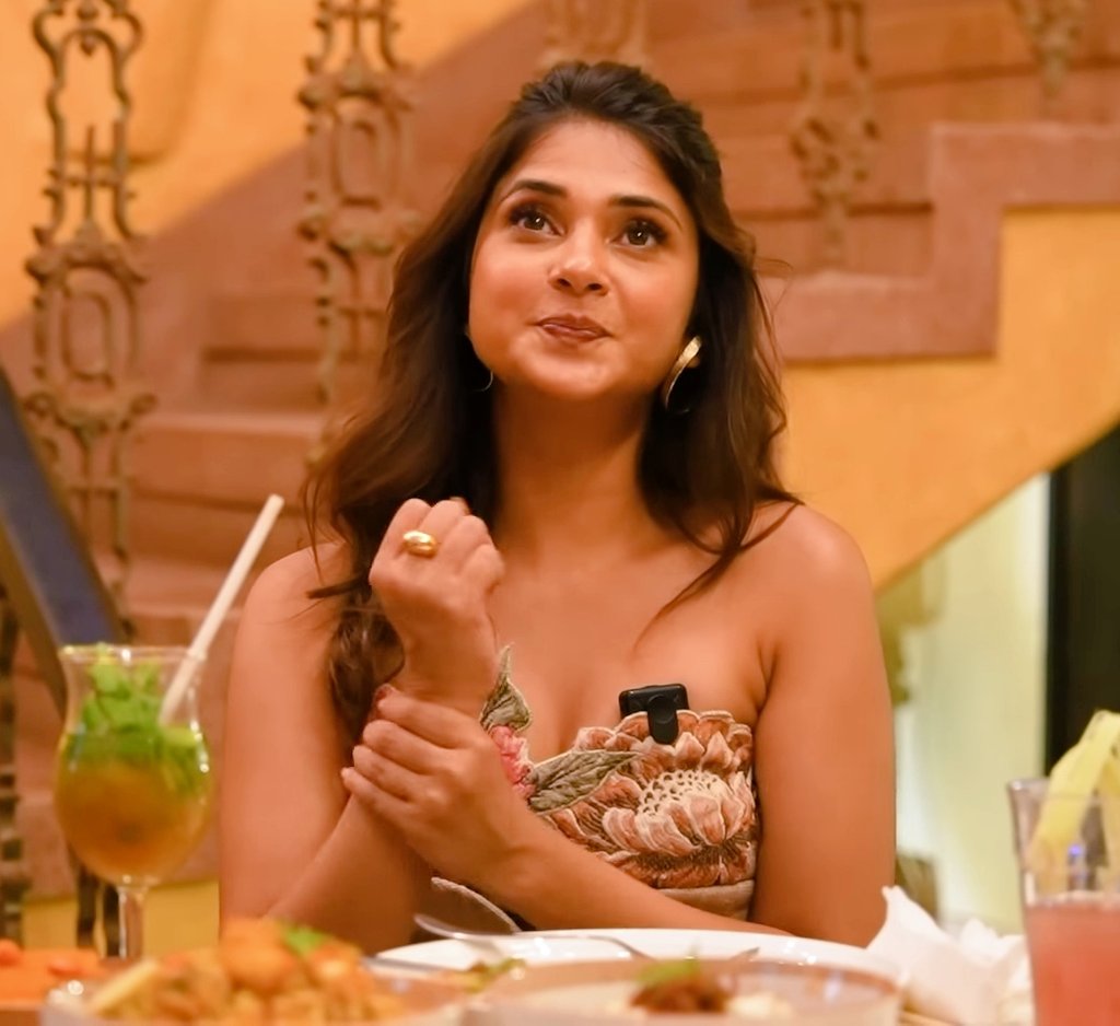SimranWahi009's tweet photo. Someone get these two pretty hoomans back onscreen together ASAP😍🥺 https://t.co/3bUQMdrNv3