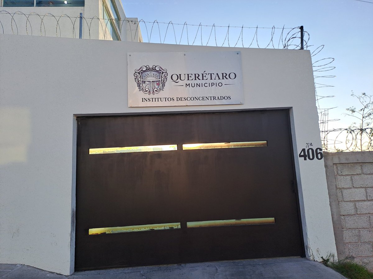 CoachMauDiaz's tweet photo. @qromunicipio @FeliFerMacias  Col. bosque de las lomas es un problema el  estacionar cerca de la  casas de L a V. Esta oficina tiene estacionamiento y aparté  reservaron espacio para unids afuera. Quedaron de hacer un estacionamiento y aun nada.AYUDA!! https://t.co/FYXq2Klh6f