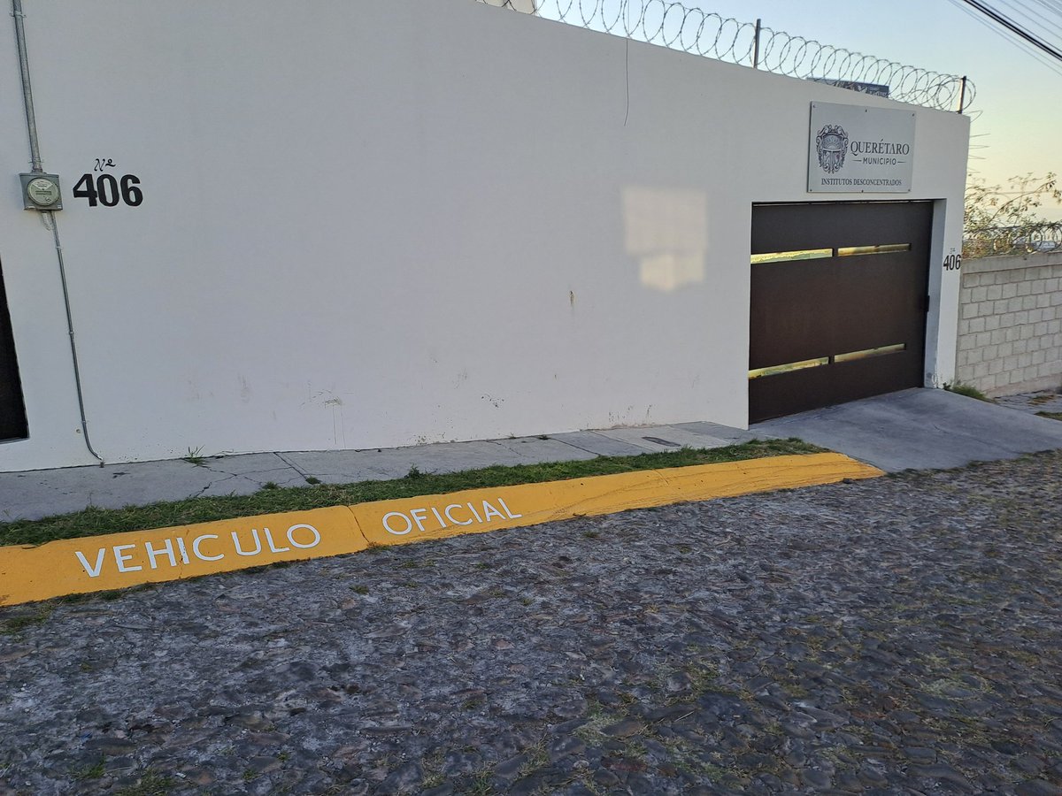 CoachMauDiaz's tweet photo. @qromunicipio @FeliFerMacias  Col. bosque de las lomas es un problema el  estacionar cerca de la  casas de L a V. Esta oficina tiene estacionamiento y aparté  reservaron espacio para unids afuera. Quedaron de hacer un estacionamiento y aun nada.AYUDA!! https://t.co/FYXq2Klh6f