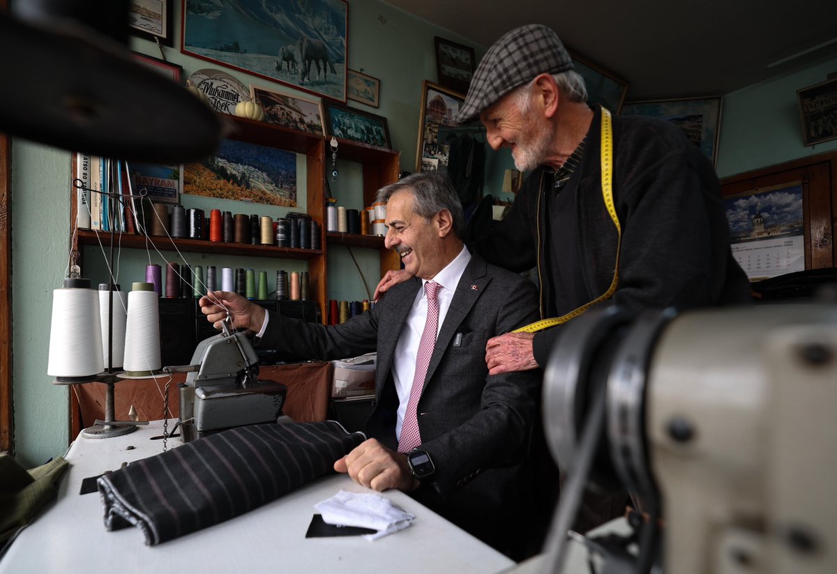 Güne Karapürçek’te başlıyoruz.
Karapürçek İlçe Kongremiz öncesi Teketaban Mahallesi’nde 60 yıldır terzilik mesleğini icra eden Muhammed İpek’i dükkanında ziyaret edip hayır duasını aldık. Allah sağlık sıhhat versin, büyüklerimizi başımızdan eksik etmesin.