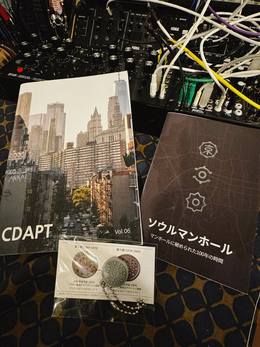 #文学フリマで買ったもの
8991scaleさん卓(<a href="/8991scale/">8991scale</a> )で、ソウルマンホールの本、ソウルのマンホールのキーホルダー、韓国・日本・パリの団地の写真集。
こういうの、大好物過ぎて購入不可避。