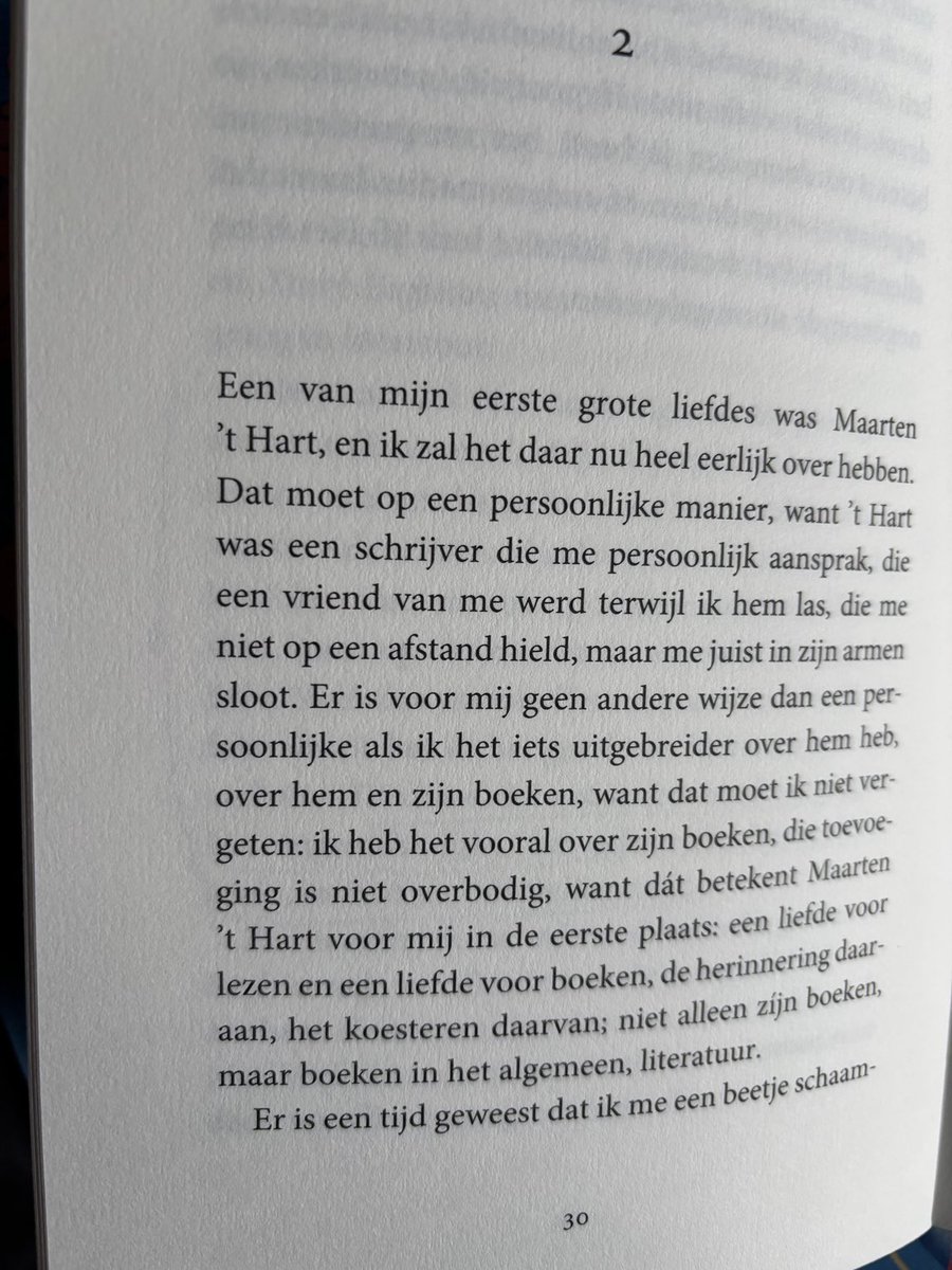 Vorige week werd Maarten ‘t Hart 80 jaar. Ik snuffel nog eens door wat ik van hem heb, maar kwam ook dit tegen van Arie Storm in Het Horrortheater (2019). Een heel hoofdstuk over de eerste liefde van de auteur voor de schrijver Maarten ‘t Hart. Hulde!