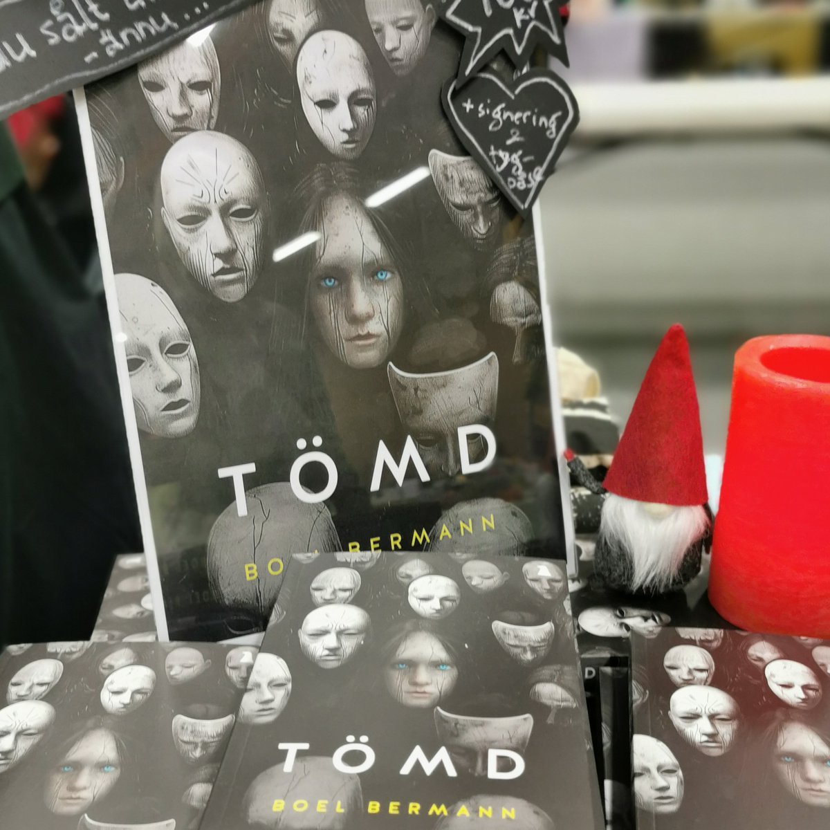 Glad första advent 🎁📖❤️
Jag signerar min dystopiska roman TÖMD hos Kraxa förlag på Nördarnas Julmarknad idag kl. 11-13. 
Passa på att ge dej själv eller någon annan filur en mörk julklapp. De fem första som nappar boken får en tygkasse på köpet! 
-> nordarnasjulmarknad.se/sv