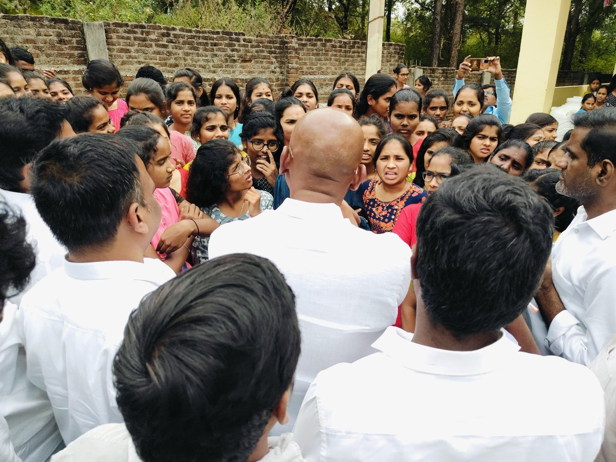 gurukulabaata's tweet photo. DAY - 1 ; 
గురుకులం - 2 ;
గురుకుల బాట కార్యక్రమం లో భాగంగా 
ఇబ్రహీంపట్నం లోని కస్తూరీ బా గాంధీ బాలిక విద్యాలయంను సందర్శించిన ఐదు గురు సభ్యులతో కూడిన బి ఆర్ ఎస్ నేతల బృందం.
@BRSparty
@KTRBRS 
@RSPraveenSwaero 
#KCR
#GurukulaBaata https://t.co/E6T996q7h1