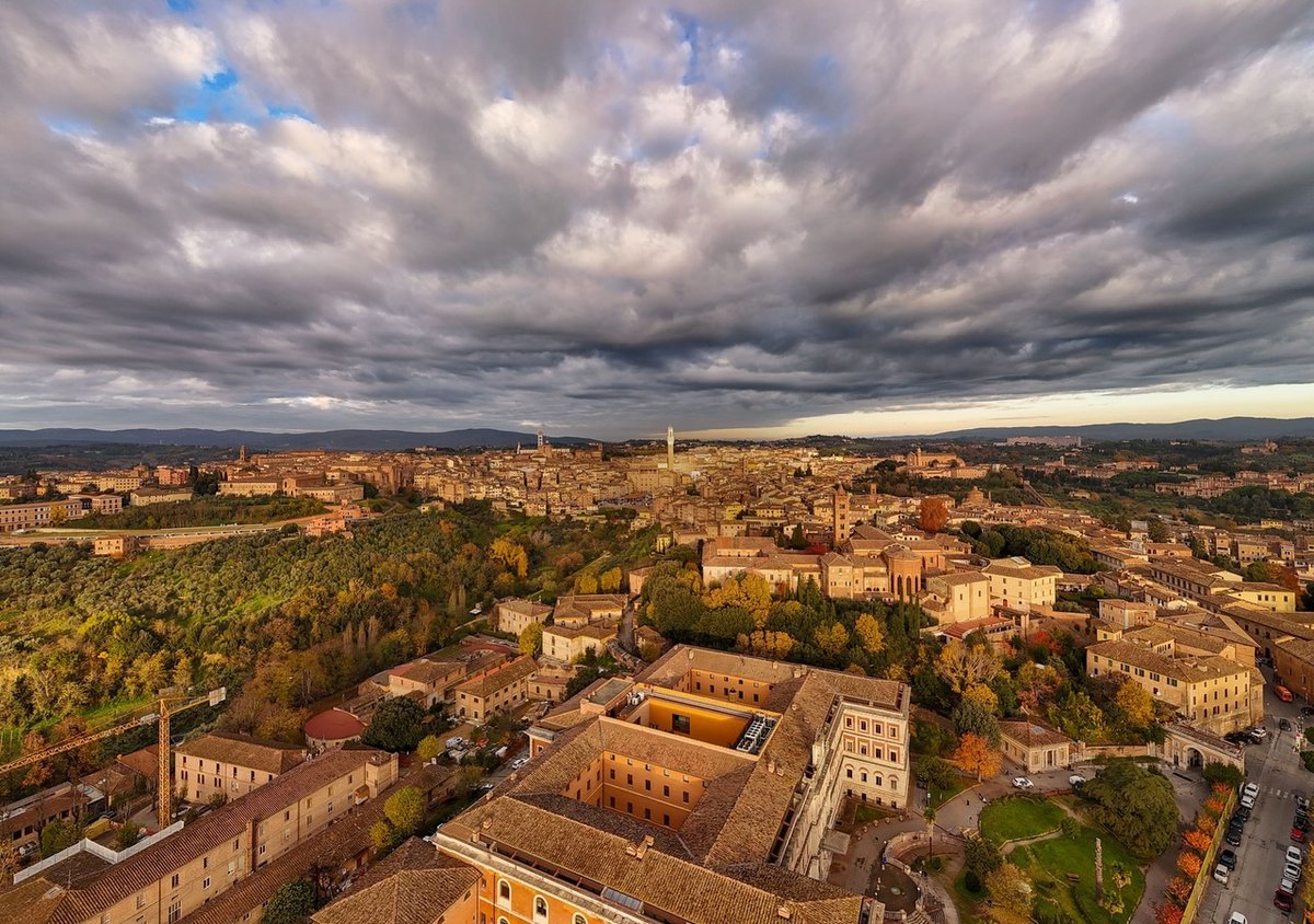 Buon Sant’Ansano a tutti i senesi. E ricordiamoci sempre che viviamo in un’opera d’arte unica al mondo. #Siena instagr.am/p/DDB03P9OoL1/