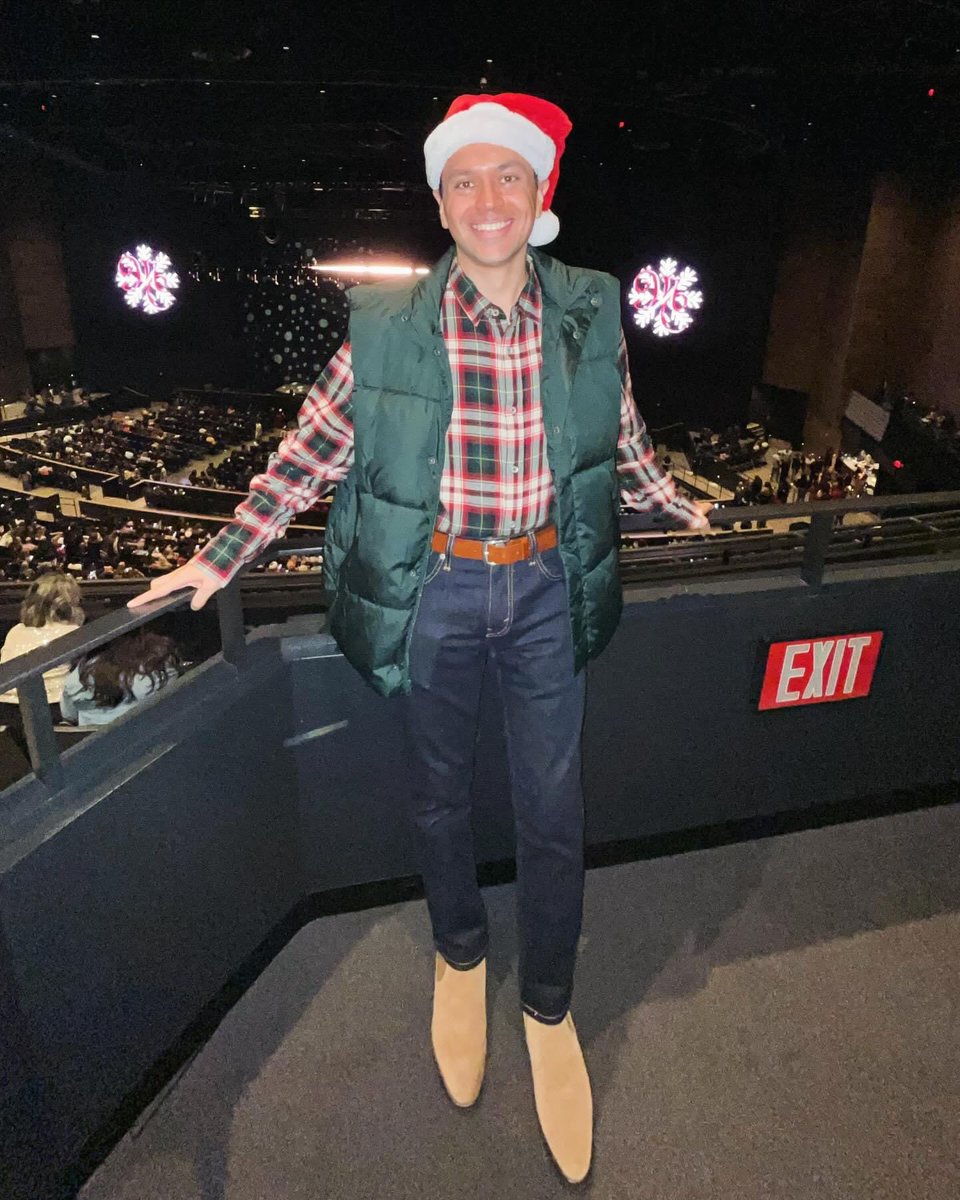 Mikey Medrano (@mikeymedrano) on Twitter photo IT’S TIME‼️😆 The #QueenOfChristmas 👸🎄 Has Arrived With #SantaClause 🎅🎄 To Celebrate #Christmas 🥳🎄 & #AllIWantForChristmasIsYou 🎄🎁 <a href="/MariahCarey/">Mariah Carey</a> 👸❤️ #MariahCarey #Icon #Legend #Queen #Mimi #StarAcademy IT’S TIME‼️😆 The #QueenOfChristmas 👸🎄 Has Arrived With #SantaClause 🎅🎄 To Celebrate #Christmas 🥳🎄 & #AllIWantForChristmasIsYou 🎄🎁 <a href="/MariahCarey/">Mariah Carey</a> 👸❤️ #MariahCarey #Icon #Legend #Queen #Mimi #StarAcademy