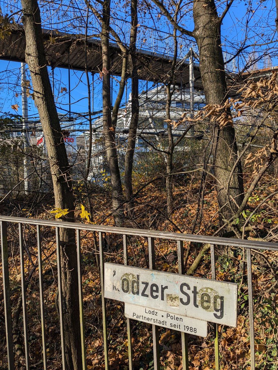 Aleksej Tikhonov (@derslawist) on Twitter photo 🇵🇱🇩🇪 Das Schild sieht schon müde aus. Ob <a href="/stuttgart_stadt/">Stadt Stuttgart</a> der Partnerstadt Łódź beim nächsten Mal die Originalschreibweise gönnen wird?
#łódź #stuttgart 🇵🇱🇩🇪 Das Schild sieht schon müde aus. Ob <a href="/stuttgart_stadt/">Stadt Stuttgart</a> der Partnerstadt Łódź beim nächsten Mal die Originalschreibweise gönnen wird?
#łódź #stuttgart