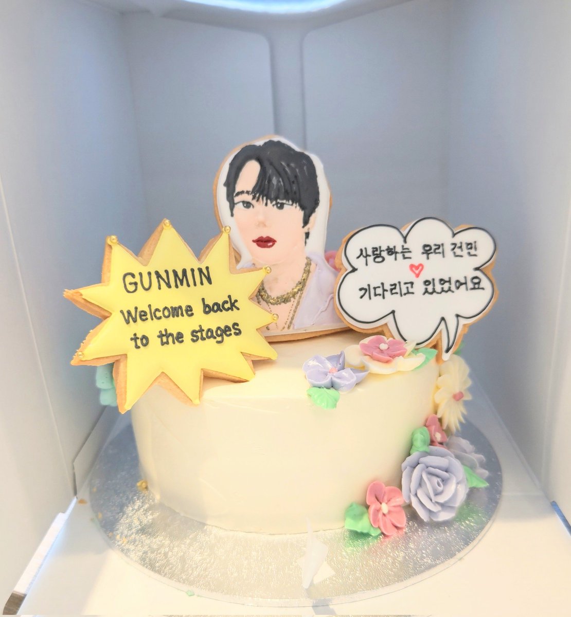 Gunmin_IsTheOne's tweet photo. NewAnd.B LIVE IN JAPAN 24.11.30
ステージ上でメンバーからゴンミンへ花束とケーキを手渡しして頂けて会場の皆さまと一緒に温かい雰囲気の中GUNMINComeBackをお祝いさせて頂くことができました💐
ご参加くださった皆様そしてメンバー達に感謝いたします🫶
ゴンミンおかえりなさい😊
#GUNMIN @NewAnd_B https://t.co/aCivflu4xe