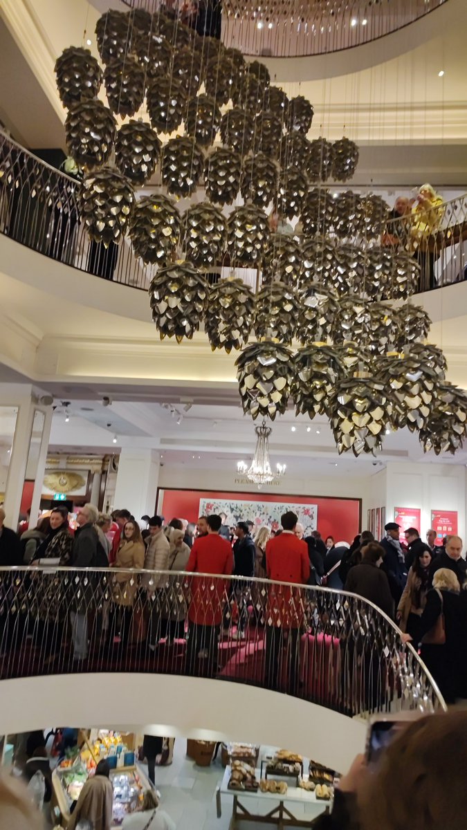 If you're thinking of visiting #fortumandmason , please be aware there's no crowd control and chances of claustrophobia and first aid assistance is high. I saw it for myself. Incredibly uncomfortable despite how gorgeous the venue is designed. Visit at your peril.