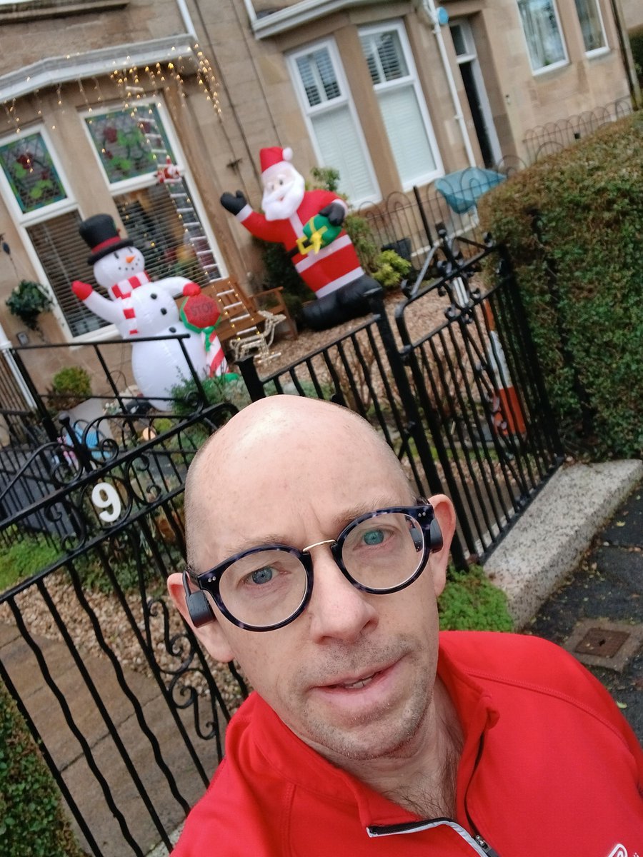 chr1stopherleo's tweet photo. #DecemberHalf - lack of recent running had it more Santa plod than dash ... &amp; as it happened I bumped into the big guy a couple of times! 🎅🎄🏃‍♂️

#SundayRunning #DecemberRunning #SantaPlod #WeNeedALittleChristmas #itsbeginningtolookalotlikechristmas https://t.co/WcSZa1bSrM