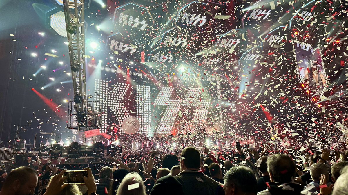 badbrain33's tweet photo. 📸2023.12.01 NYC
🤘🏽🔥🤘🏽
#KISS50 #KISS #KISSARMY #EndOfTheRoadTour #OTD https://t.co/4t7MAbJyud