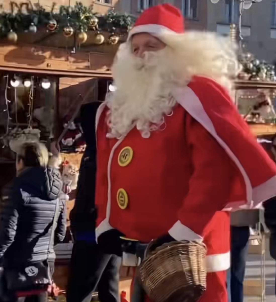 valrary's tweet image. Es weihnachtet sehr