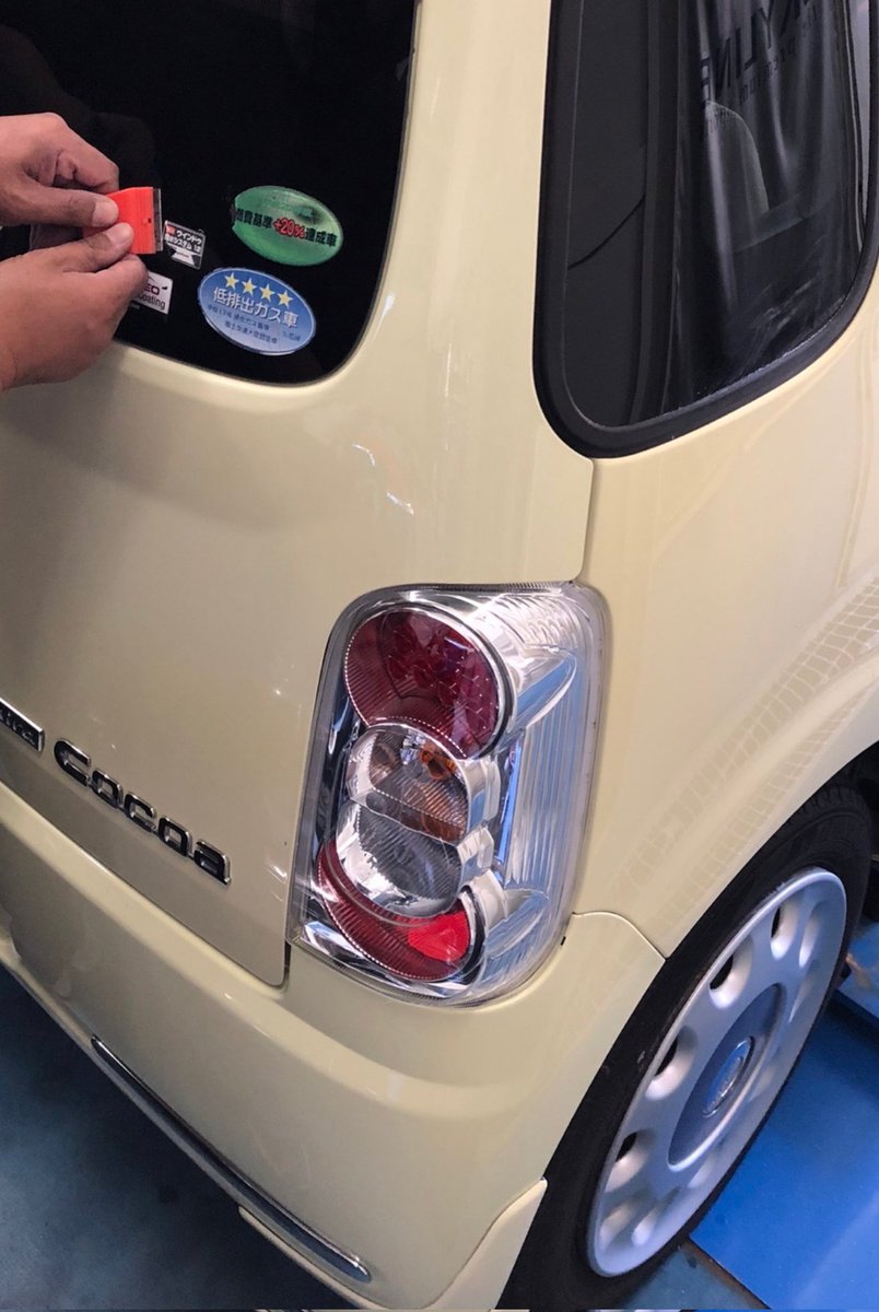 Ikegarage's tweet photo. 最近更新出来てないのでミラココアの作業を。お知り合いへ売却予定で中古車仕上げを１日でできるだけ…をやってみました。苔取り、タッチアップ、研磨コーティングなどお手伝い頂いたS様O様に感謝！お嫁に言っても大事にしてもらうんだぞぉ〜😅
#NEOX　
#ミラココア ＃下地大事 https://t.co/b60hcSrkqL