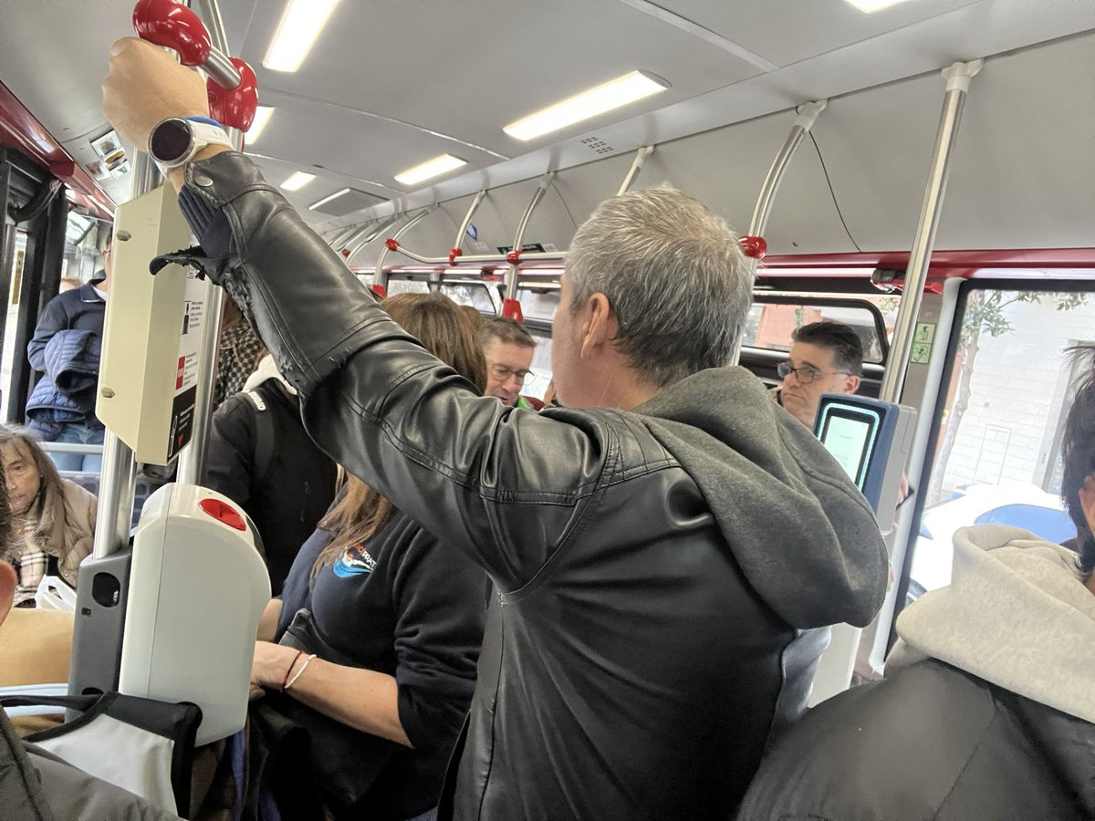 Que el 24 (i el V19) tornin a ser per al veïnat te fàcil solució: <a href="/TMBinfo/">TMBinfo</a> <a href="/TMB_Barcelona/">TMB</a> <a href="/jaumecollboni/">Jaume Collboni</a> : poseu una línia X que connecti directe Centre i Park Güell amb parada només a Batlló, Pedrera, Vicens, Lesseps. I els turistes ens deixaran tranquils! Estem col·lapsats!