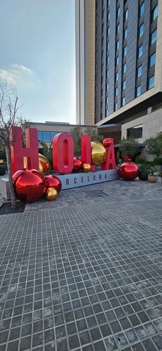 BcnFox's tweet image. Teenager on the move...#Barcelona...#PiusXII Everyone getting in the Holiday spirit...🎄🎅