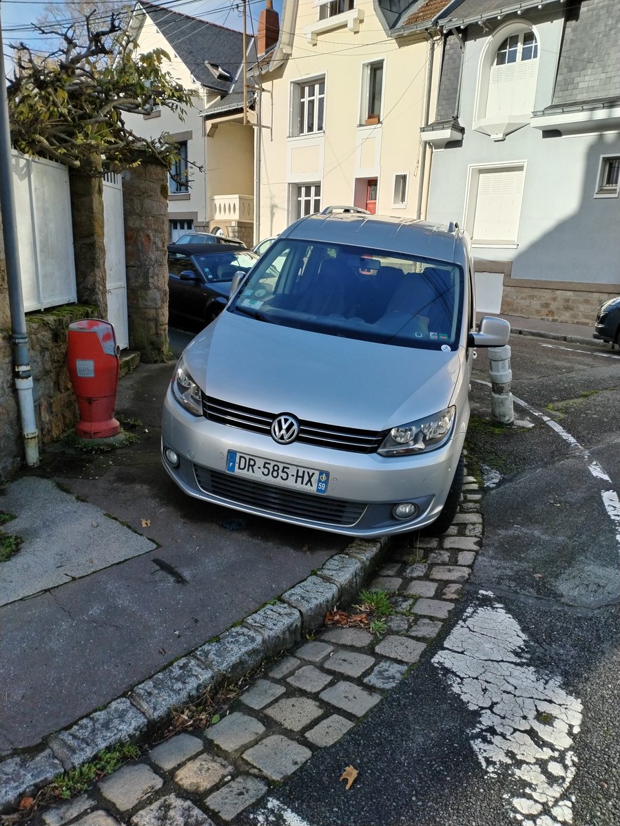À #nantes il n'y a plus de piétons, donc plus besoin de trottoirs qui empiètent sur l'espace automobiliste. 
Aaah voilà enfin une bonne nouvelle 💖💖.