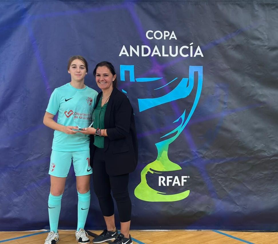 🏆 𝑪𝙤𝒑𝙖 𝘼𝒏𝙙𝒂𝙡𝒖𝙘𝒊́𝙖 𝙎𝙚𝙡𝙚𝙘𝙘𝙞𝙤𝙣𝙚𝙨 𝙋𝙧𝙤𝙫𝙞𝙣𝙘𝙞𝙖𝙡𝙚𝙨  #AndaluzSub16FSF #AndaluzCadeteFS

👏🏻 ENHORABUENA a Carmen Maldonado, jugadora de <a href="/RFAFGranada/">RFAF - Delegación de Granada</a> por ser reconocida como mejor jugadora del partido 
✅ Entrega el trofeo Meritxell Rubio, presidenta de