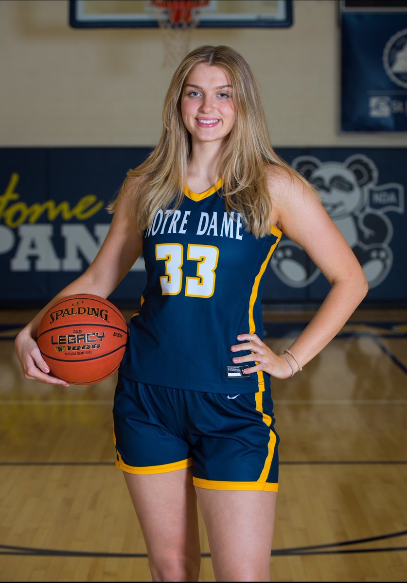 ⭐️SENIOR SPOTLIGHT⭐️

#33 Sophia Gibson, C

Every team's worst nightmare, on offense and defense - blocking shots and forcing double teams 💪🏽

She's most looking forward to the Christmas tournament 🎄