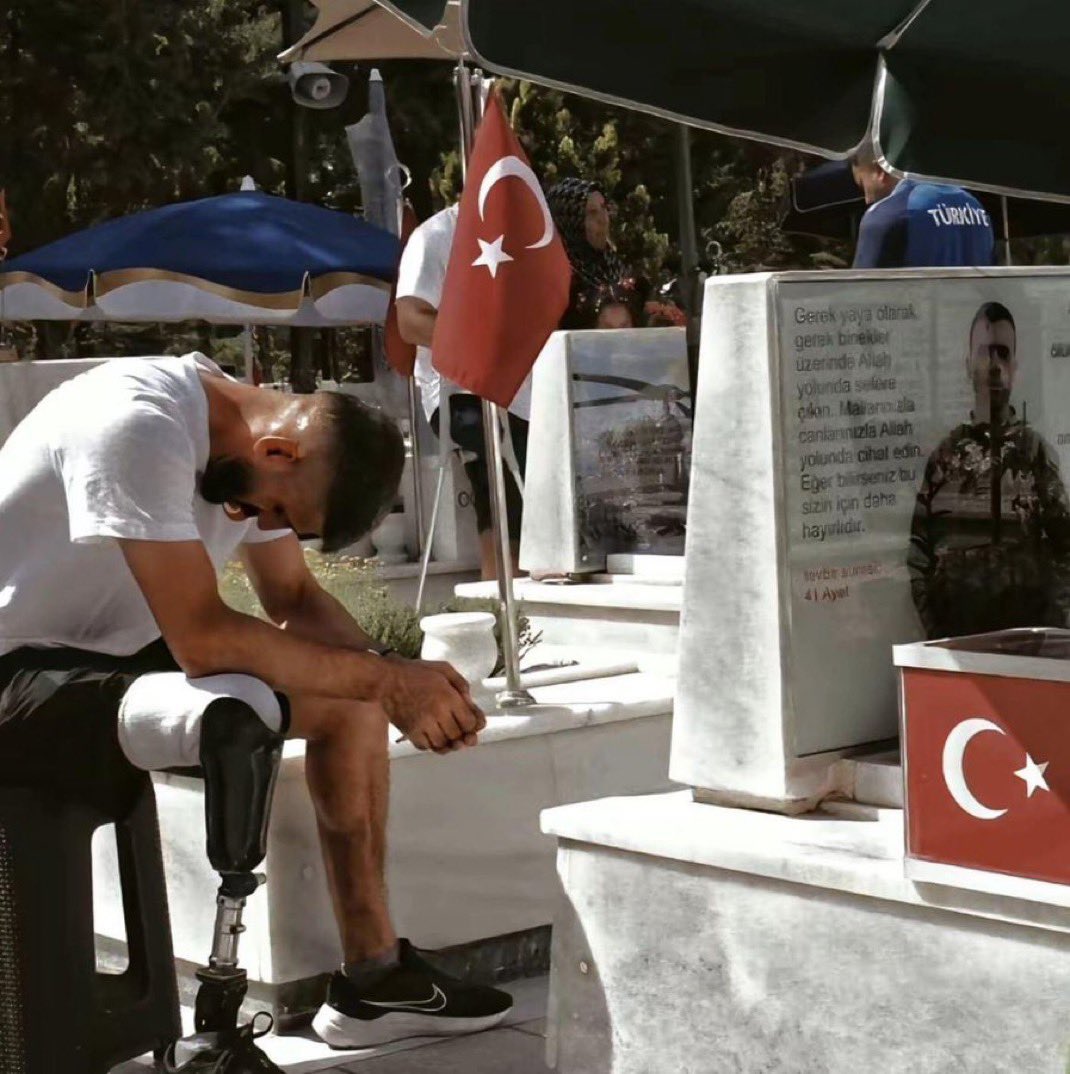Uzman Çavuşlar
Ya şehit
Yada Şahit.!!
Klimalı odada çalışanlara kadro verildi
Temizlik görevlilerine kadro verildi
Vekil imama Müezzine kadro verildi
Sözleşmeliye,Taşerona Geçiciye kadro verildi.
Herkesin mesleki güvencesi özlük hakkı teslim edildi.
Bir tek can alıp can veren