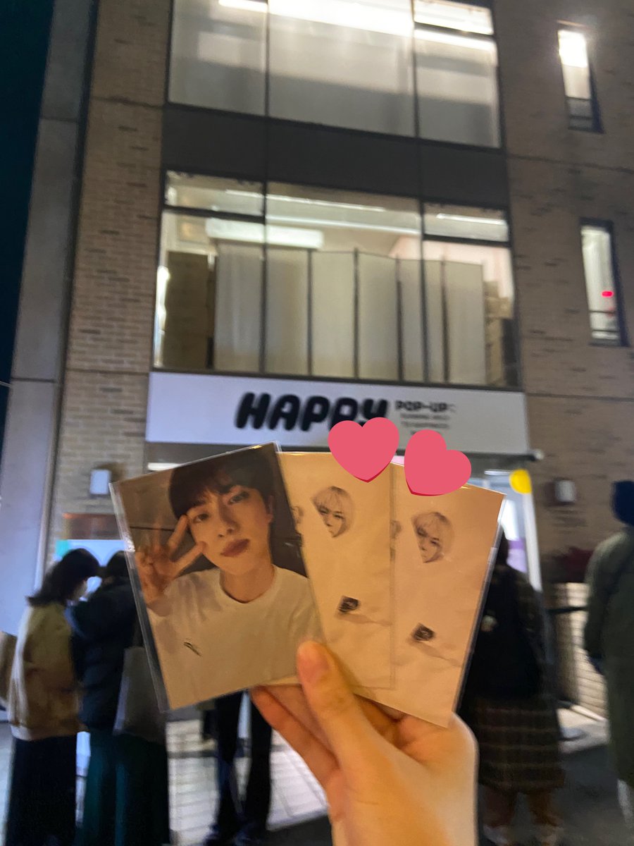 karmy613's tweet photo. ポップアップの購入特典3つもらったのにかぶってて悲しい😭真ん中のやつ交換してくださる方いませんかー！

譲:  星を持ったセピア色ジンさん
求: 会社員ジンさん

#Jin_Happy #BTS交換 https://t.co/QGOVLLgoJ6