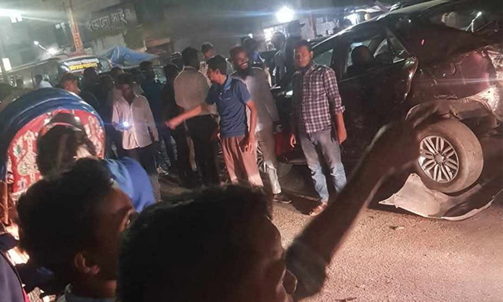 মগবাজারে ৪ গাড়িতে ধাক্কা দিয়ে চলে গেল ট্রেন