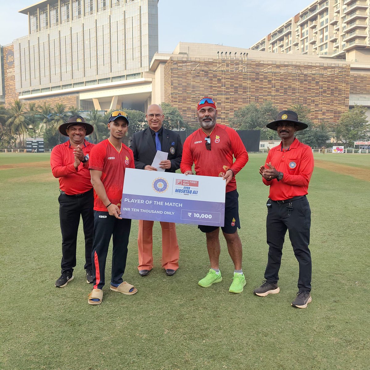 🏏 Delhi dominates Himachal in style! 💪

Himachal scored 145/8, but Delhi cruised to victory in 14.5 overs with 5 wickets left. Ayush Badoni (70 off 39) and Yash Dhull (47 off 31) powered the chase, while Prince Yadav &amp; Harsh Tyagi took 2 wickets each! 🔥

#SyedMushtaqAliTrophy