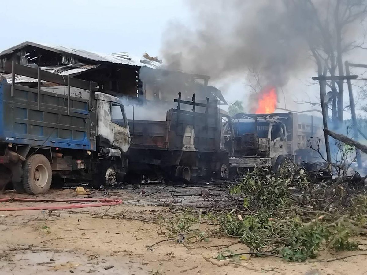 zawmoethant71's tweet photo. The area where the convoy,incl fuel tanks & goods trucks of local people were located near #KawLin & #KantbaLu Twps in Sagaing Div was bombed by military council for 2 days in a row.
https://t.co/jPixxiNzcy
#2024Dec1Coup
#Airbusted
#AirBus2AirStrikes
#WhatsHappeninglnMyanmar https://t.co/RQTZRhEHnj