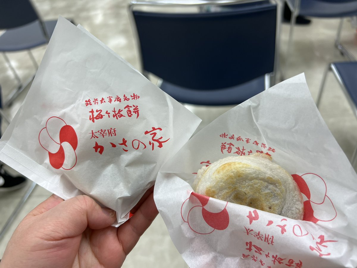 hama_ws's tweet photo. 新宿京王百貨店の福岡フェアで、梅ヶ枝餅を発見、かさの家。 会場で熱々を食べ、帰宅後もマリアージュフレールのロシアンブレックファストで。 おいしい、大好き。退院して久しぶりに自分で淹れた濃い目の紅茶もおいしい、しあわせ。 福猫の写真も添付。 #mariagefrères #russianbreakfasttea #shusei https://t.co/0m4jfwvWA1